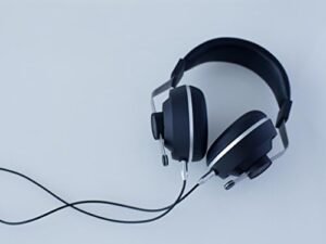 Final Audio Design Sonorous IV hi-fidelity headphones in black.